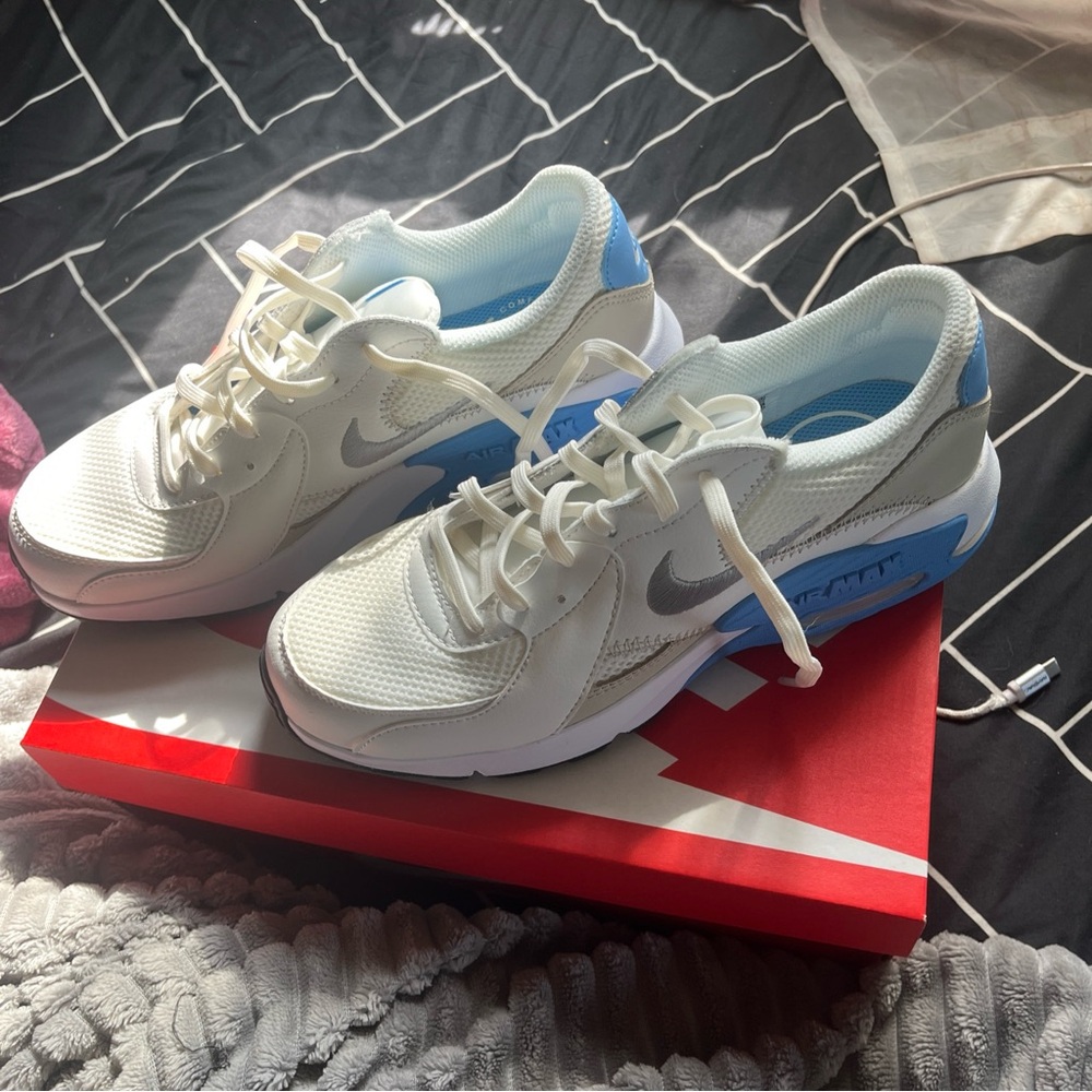 Woman’s size 8.5 Nike Air Maxes. Brand new! Box included!!!
